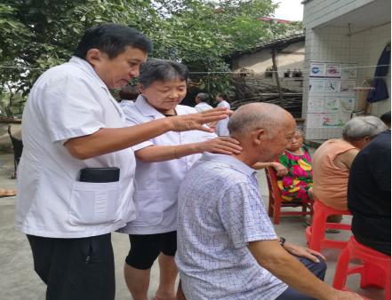 三大活动同开展 服务基层树形象