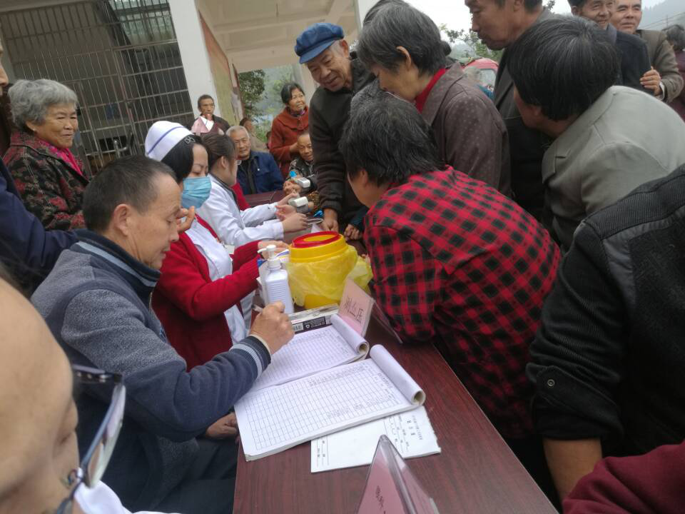 健康扶贫到基层 义诊宣教保健康