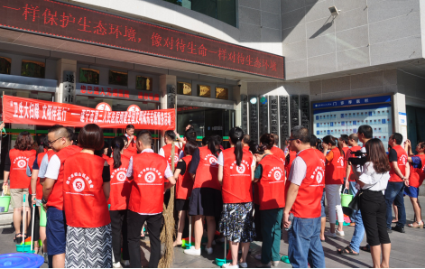 卫生大扫除 文明伴我行