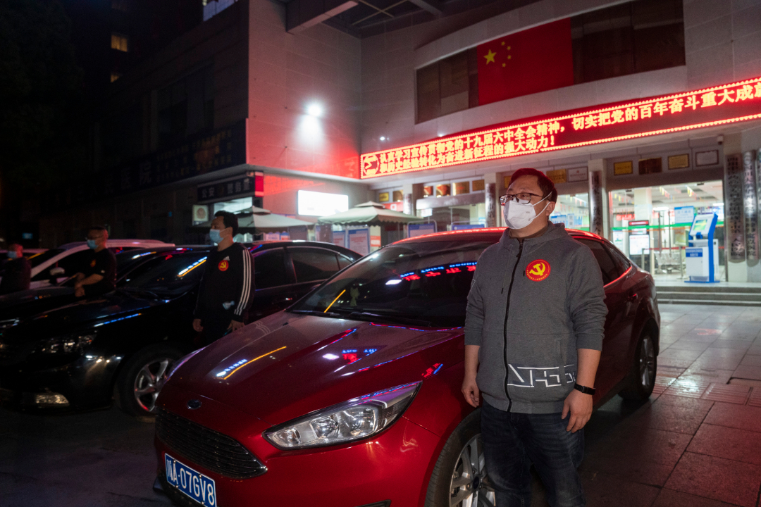 战“疫”党旗红丨你守护群众健康,我护送你安全回家!