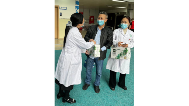 医技支部慰问离病毒最近的检验人