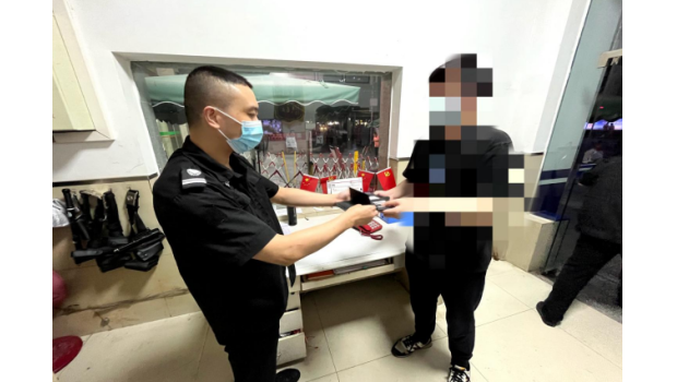 拾金不昧暖人心 弘扬时代正能量