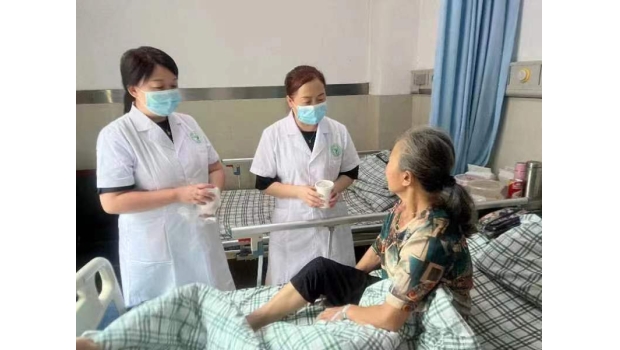 我院开展“夏日送清凉”慰问住院患者活动！