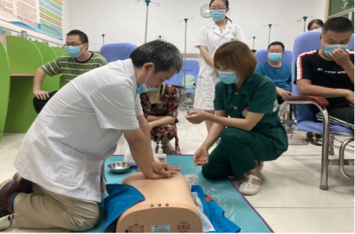党员带头急救培训“处处能学，时时可学”