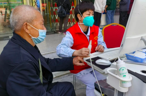 服务百姓 健康行动丨我院开展世界骨质疏松防治义诊活动！