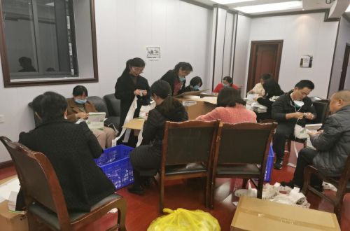 积极组织党员同志做好核酸采集人员后勤保障工作！