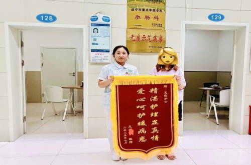 “霞姐”又收锦旗啦！这次是来自她的“妹妹”！